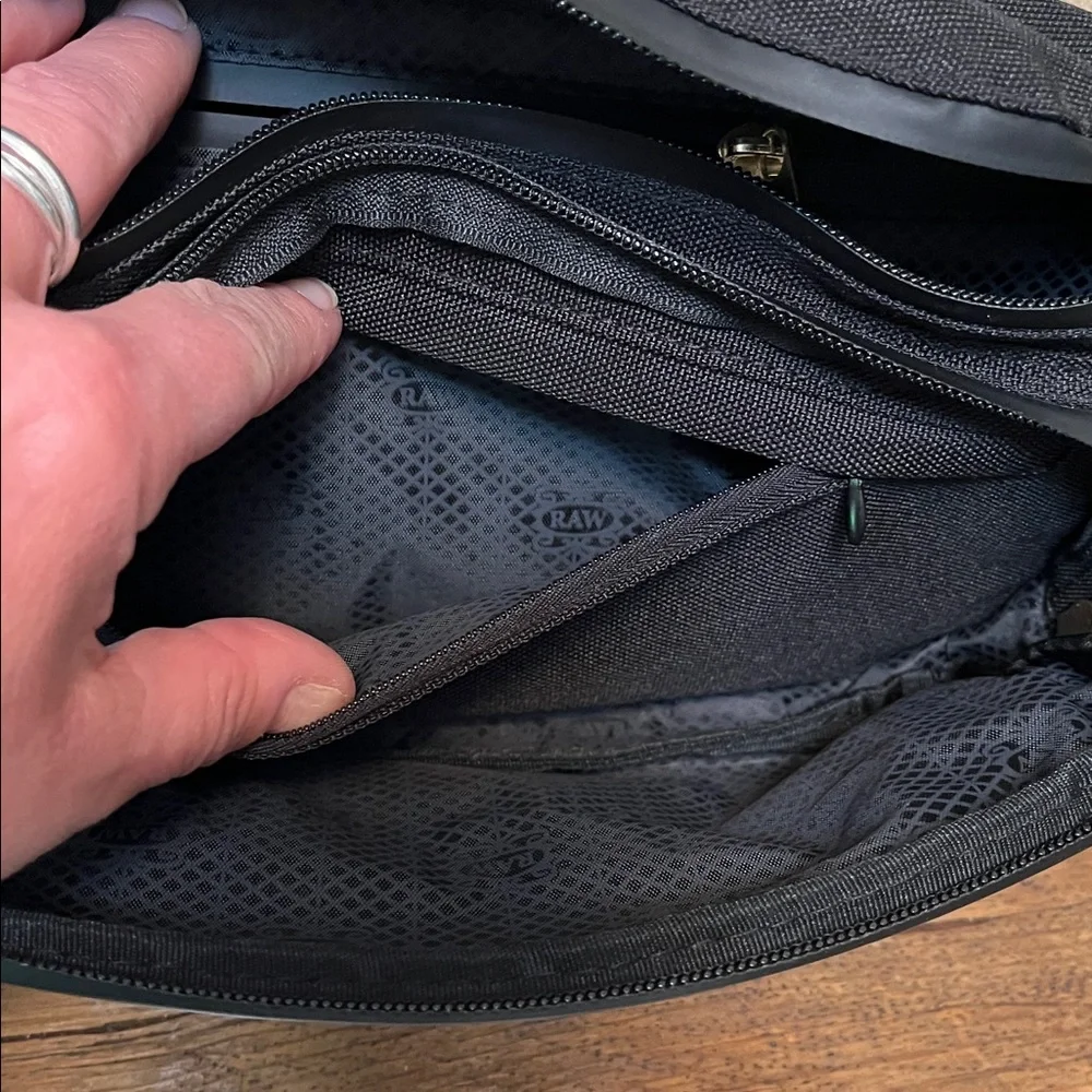 RAW smell proof sling bag - Picture 6 of 6